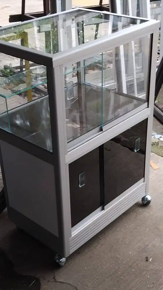 Etalase untuk konter hp