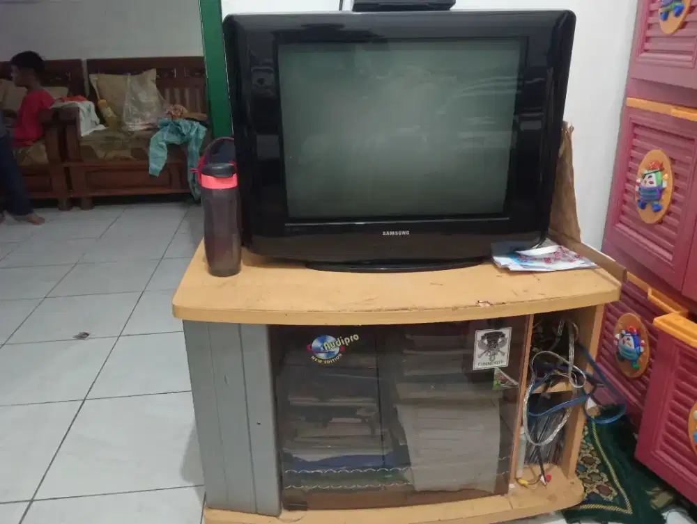 TV Samsung dan meja TV