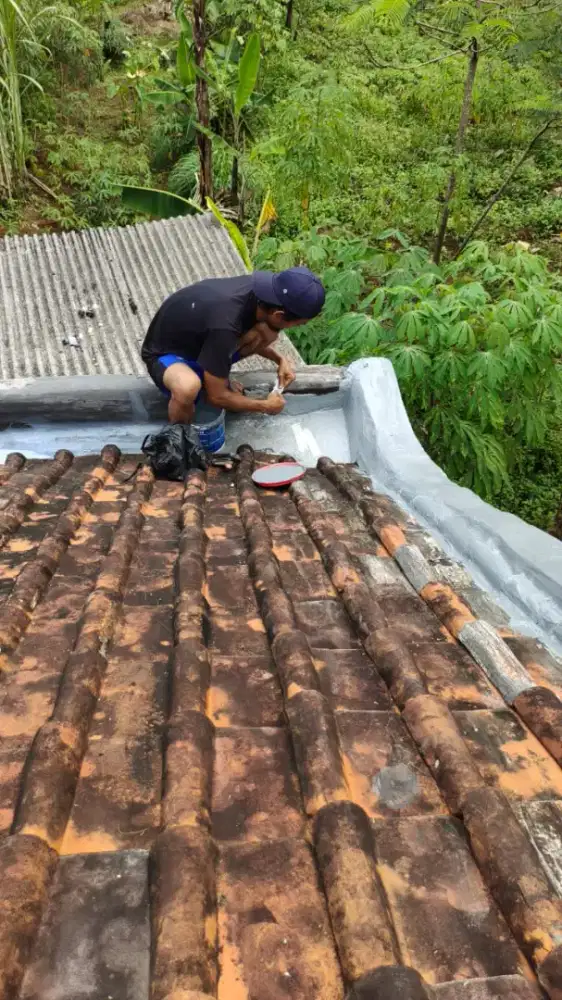 Menerima panggilan untuk perbaikan atap bocor dan renovasi rumah dll