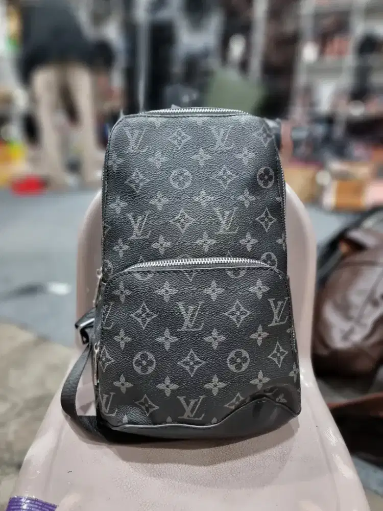 Tas selempang dada brand Louis Vuitton france