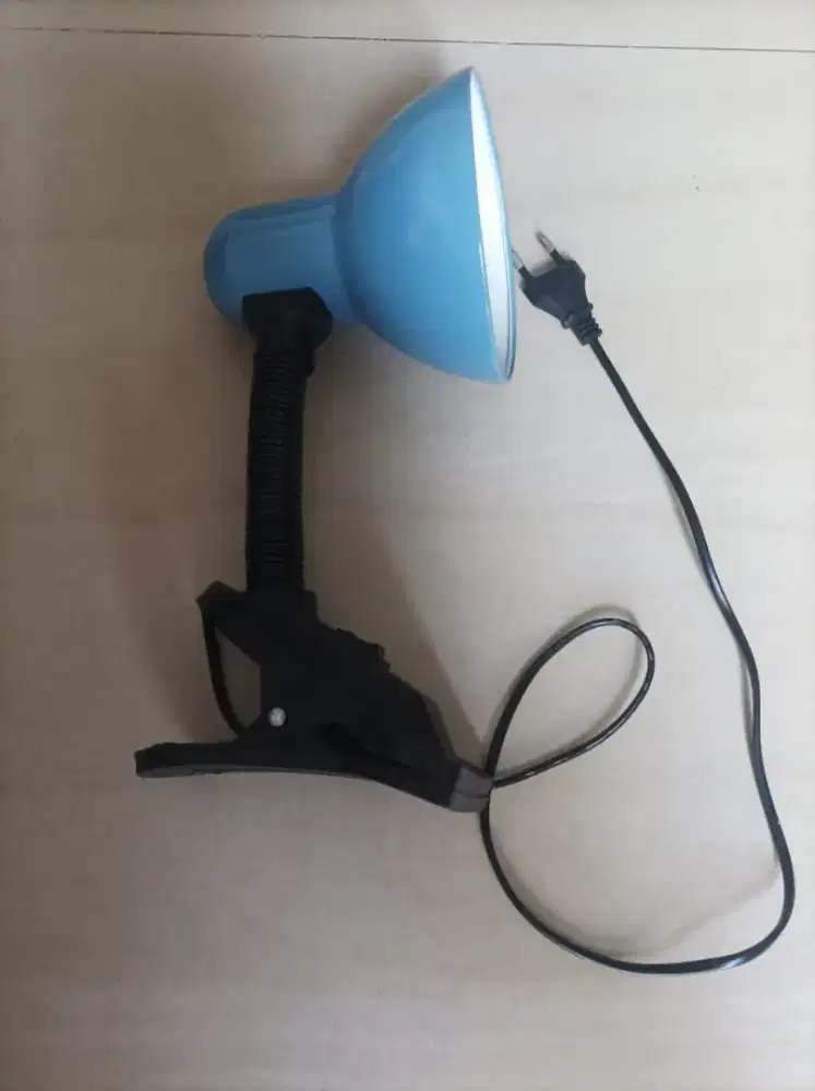 Lampu meja jepit