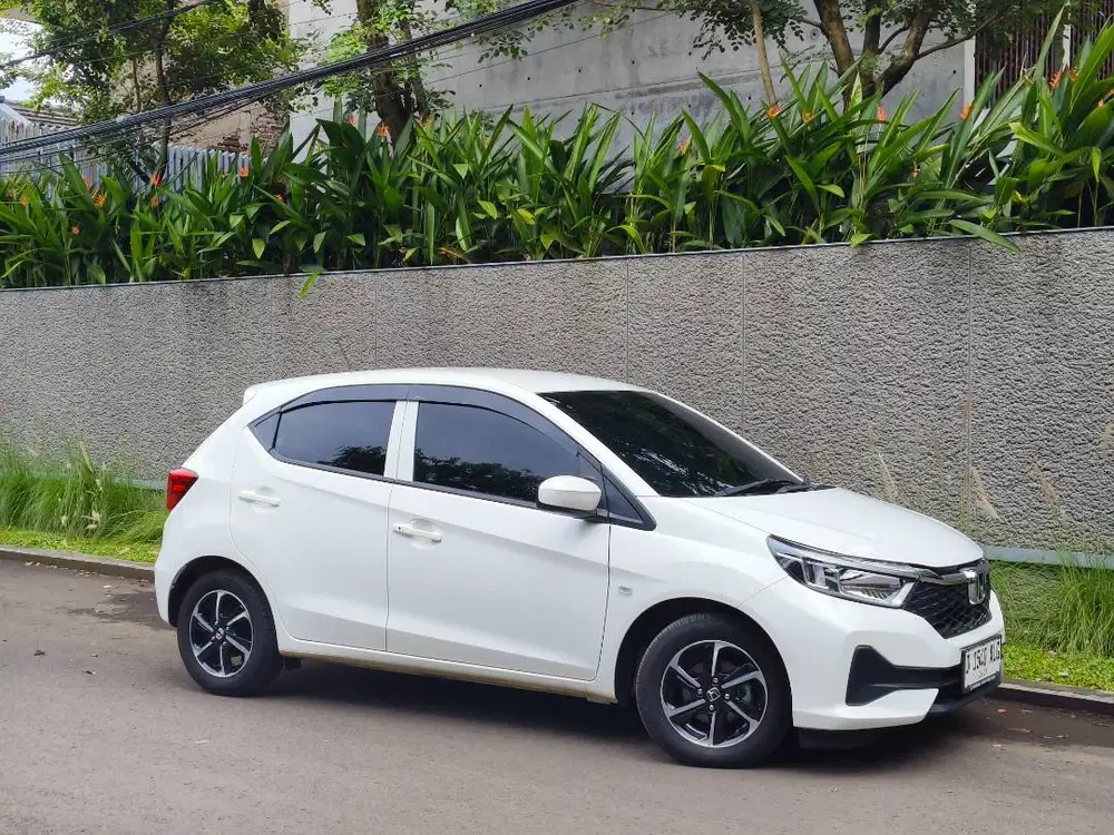 honda brio e cvt matic 2024 putih mulus bandung