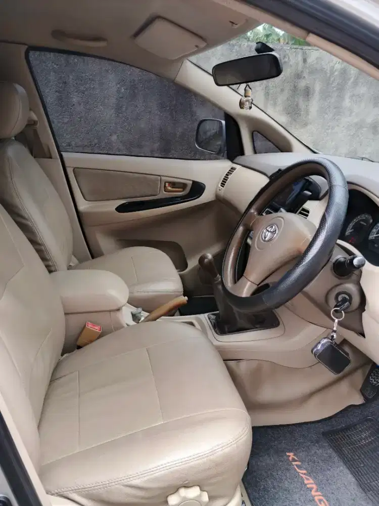 Di jual mobil Innova bensin 2005