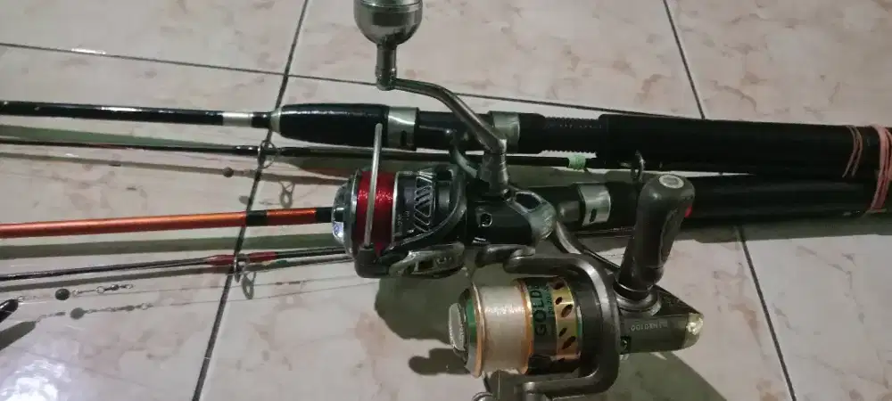 Alat pancing fullset kondisi 90%,sisanya lecet pemakaian