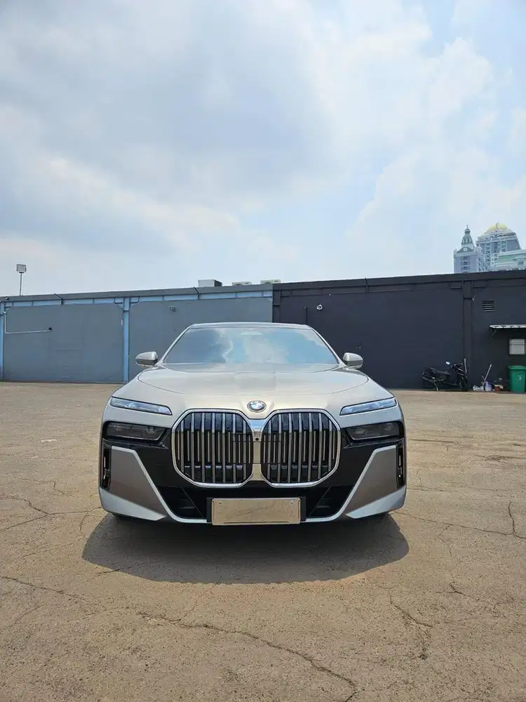 (Low KM) BMW 735i M Sport 2023 – Oxide Grey on Brown