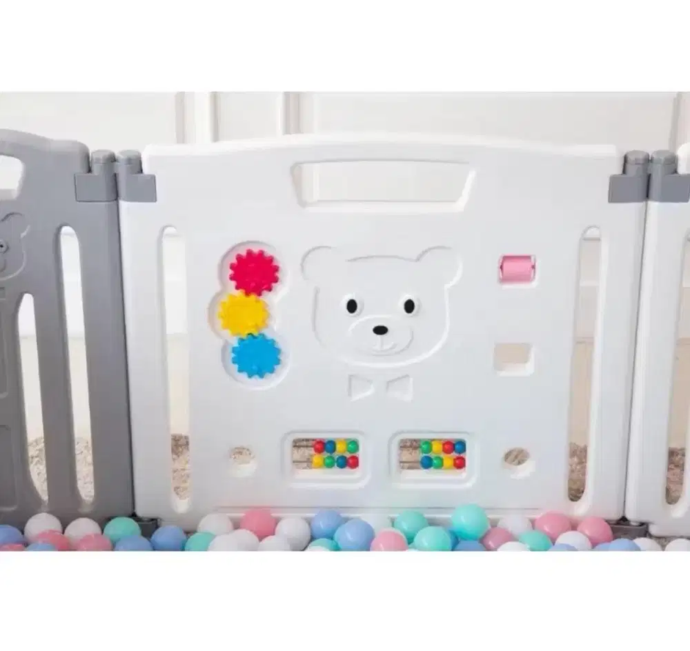 Sepeda anak dan pagar anak