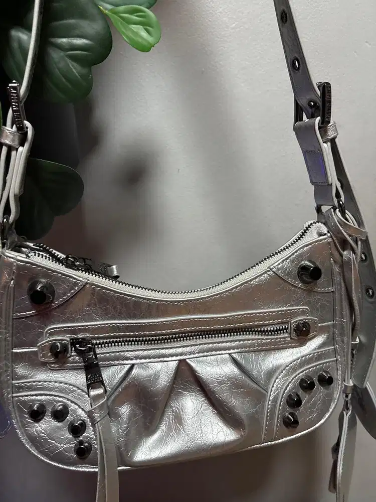 Steve Madden BGLOWING - silver ORI.  Preloved bagus bgt