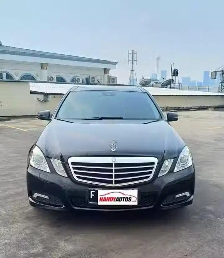 Mercedes Benz E300 Avantgarde Tahun 2009 Automatic Hitam