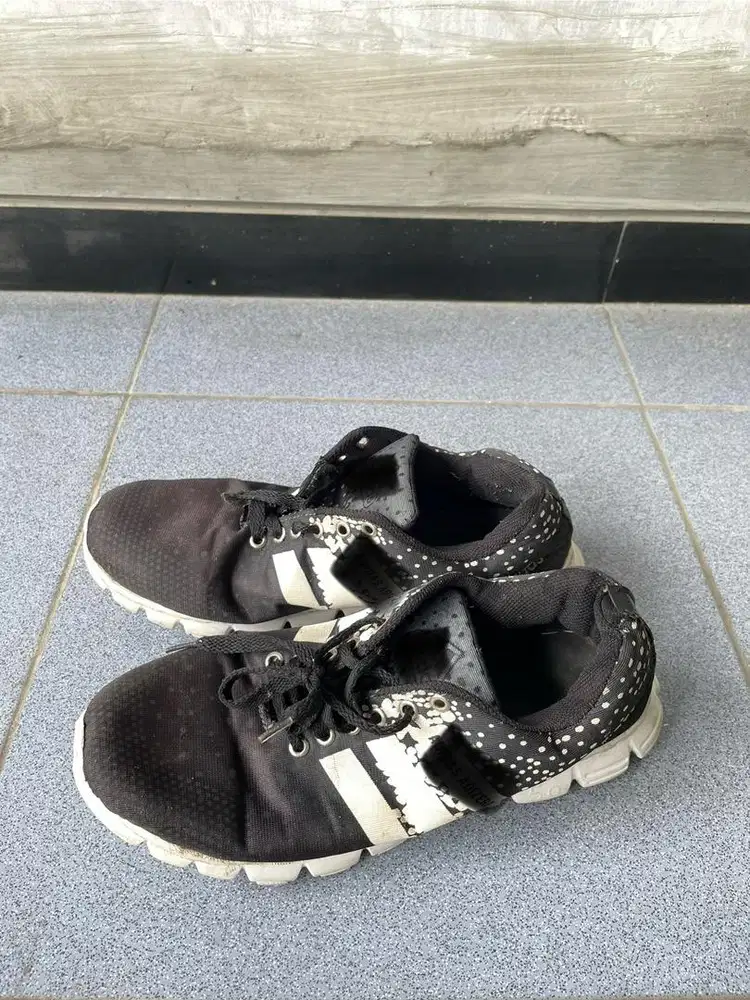 Sepatu sekolah ukuran 43 (second)