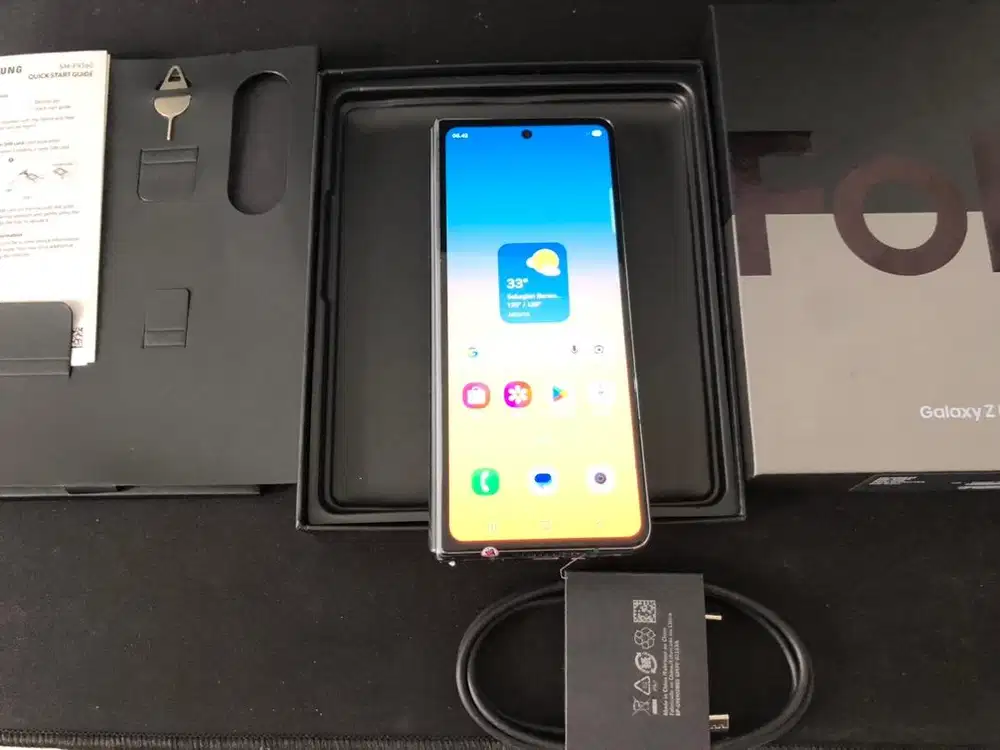 Samsung Z Fold 4 512GB Sein body masih plastikan