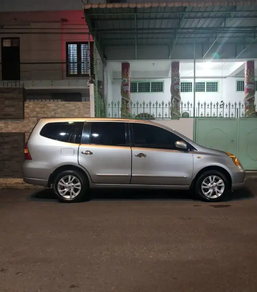 Nissan Grand livina 1.5 XV Manual Thn 2012 Wrn Abu Metalic (3Baris)