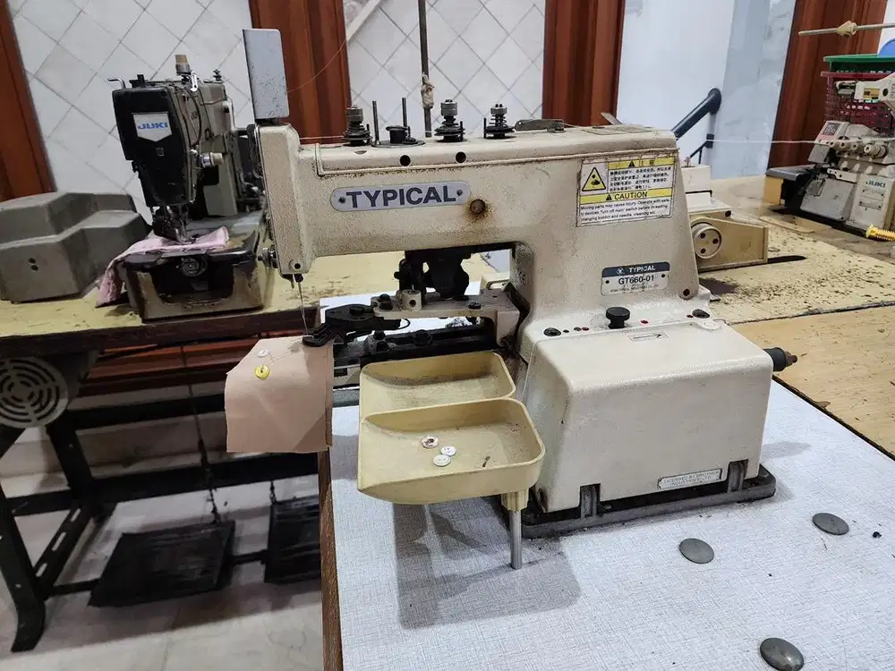 Mesin Jahit Pasang Kancing Typical GT 660