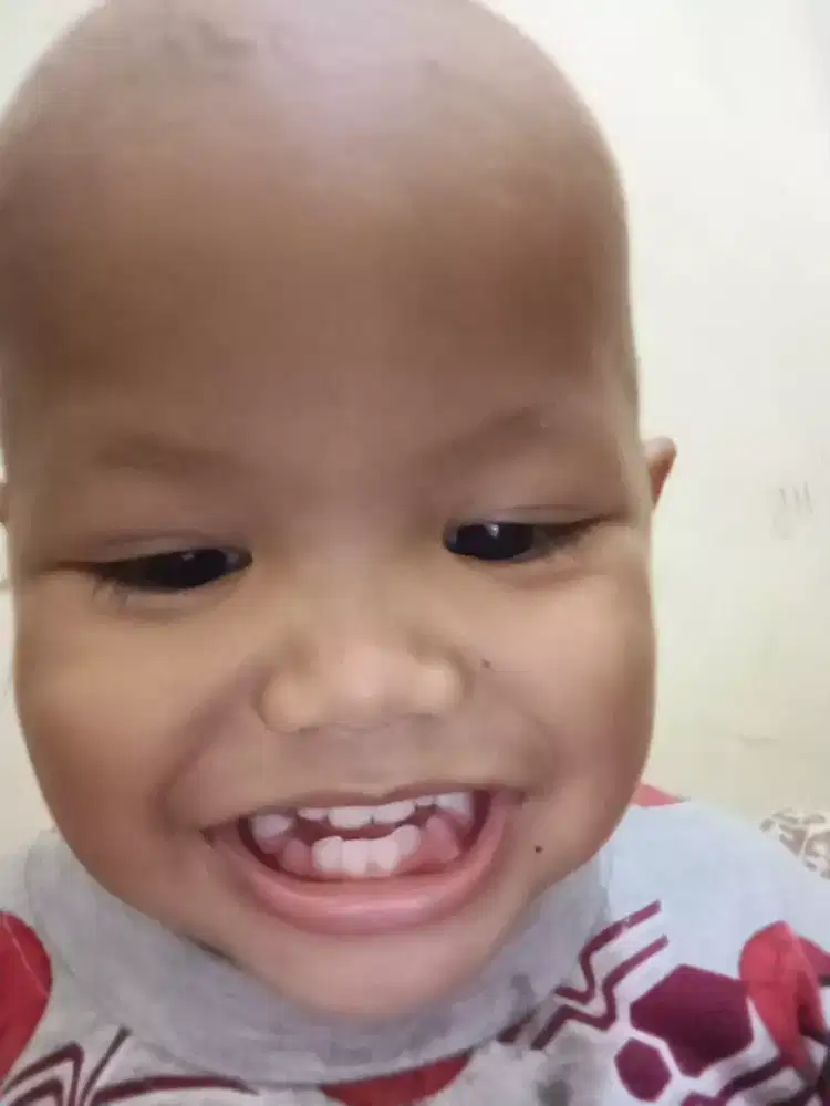 Penjaga warung jajanan anak anak