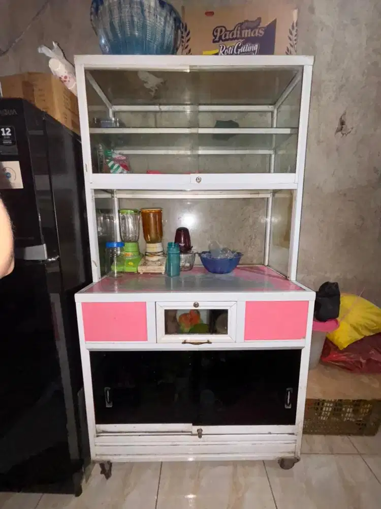 Lemari etalase jualan