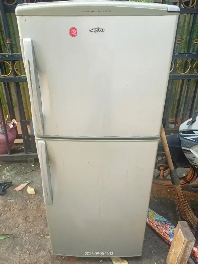 Kulkas merk sanyo 2 pintu sawangan pasir putih