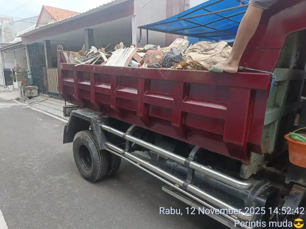 Jasa angkutan puing dan tanah