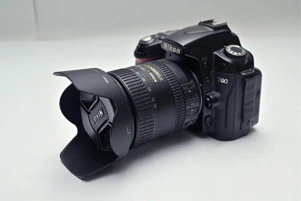 Kamera Nikon D90 dan Lensa Nikon AF-S DX 16-85mm