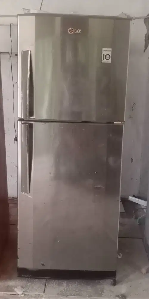Kulkas 2 pintu LG. Kualitas dinginya dijamin bagus.
