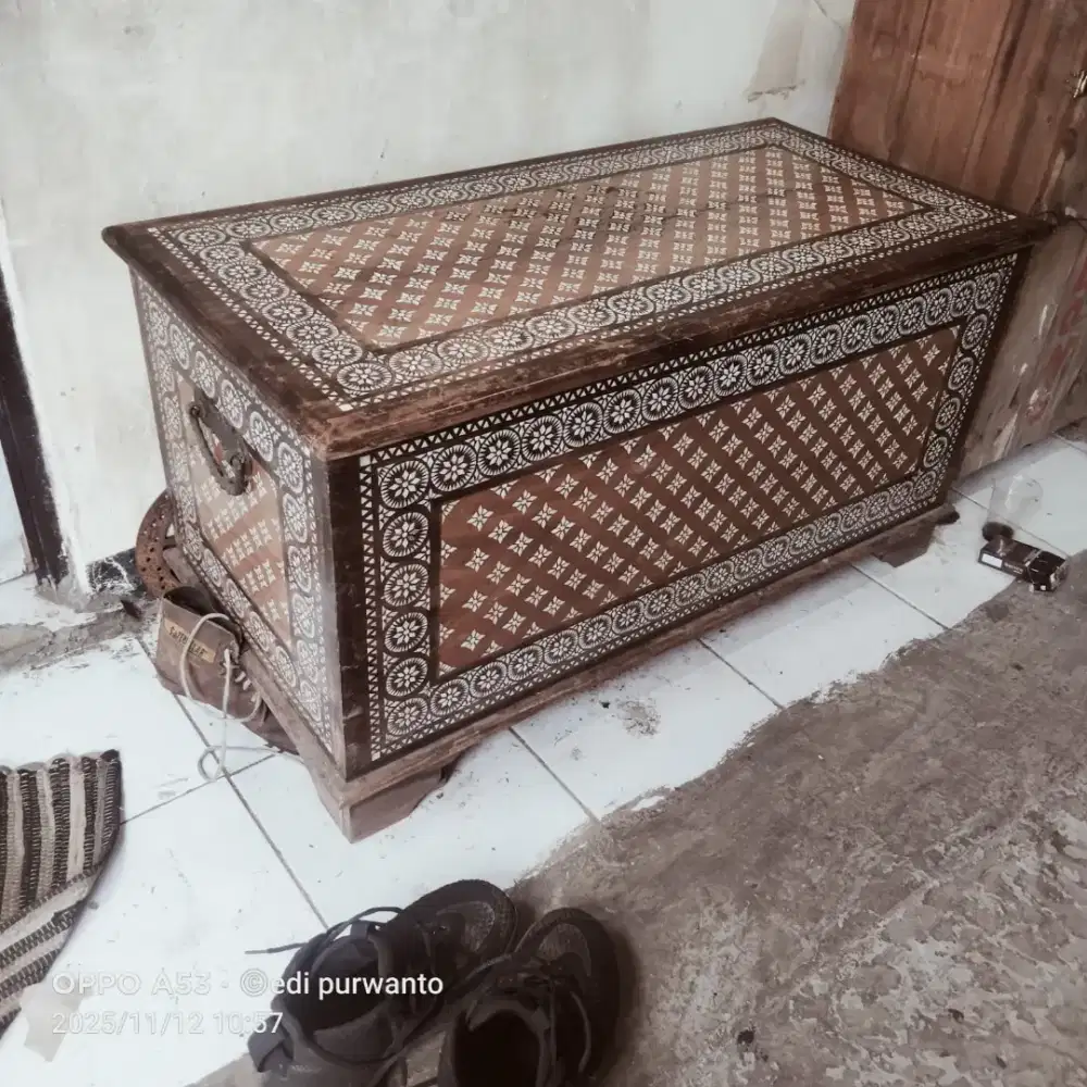 Peti kuno kayu suanci