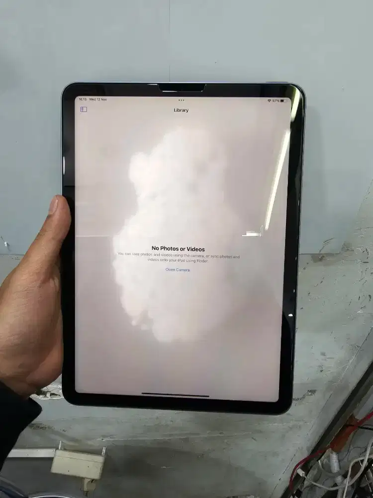 iPad air 5 64 GB wifi only ex iBox (minus lcd ada pulau)