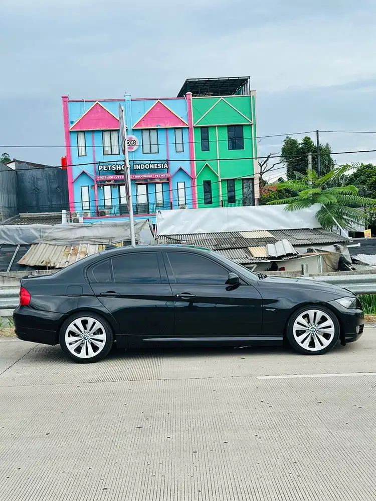 BMW 325i 2010 Bensin