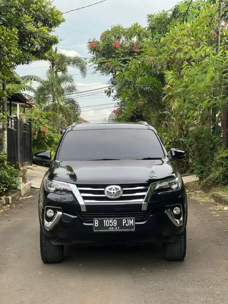 Toyota Fortuner VRZ 2.4 DD AT 2017 Hitam 2018 Pajero
