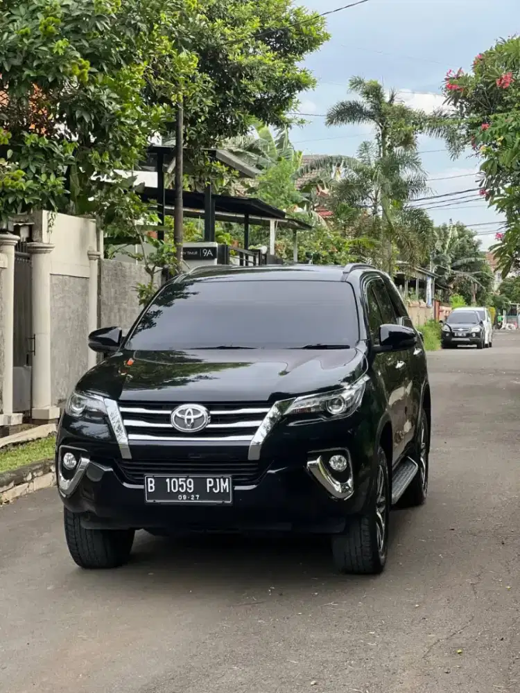 Toyota Fortuner VRZ 2.4 DD AT 2017 Hitam 2018 Pajero