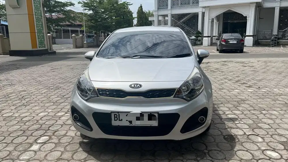 Mobil Hatcback KIA RIO