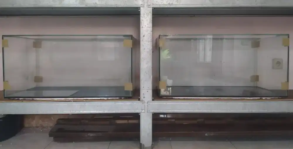 2 Buah Aquarium P 80 Cm x L 40 Cm x T 39 Cm.