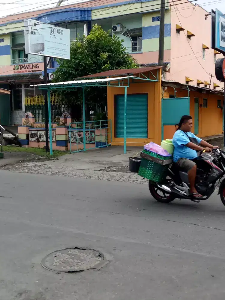 Kios pinggir jalan Raya selatan indomaret karangkajen