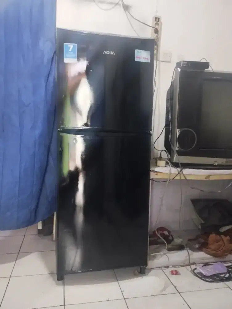 Di jual kulkas aqua 2 pintu