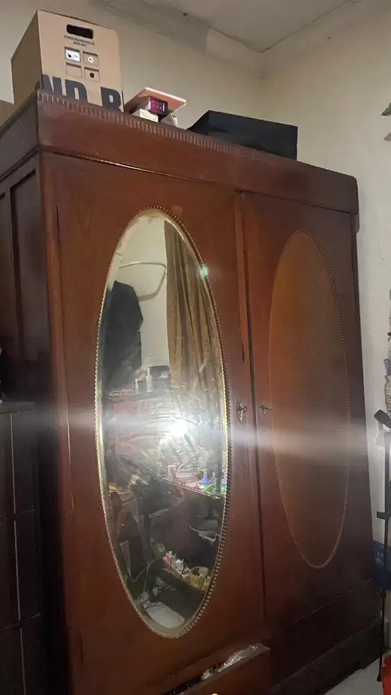 Lemari pakaian kayu jati