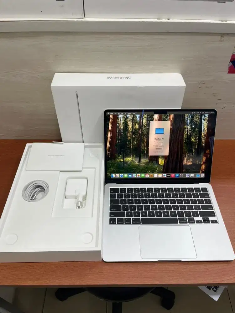Second Macbook Air M4 13 inch 2025 16/256Gb Silver iBox Grs Panjang