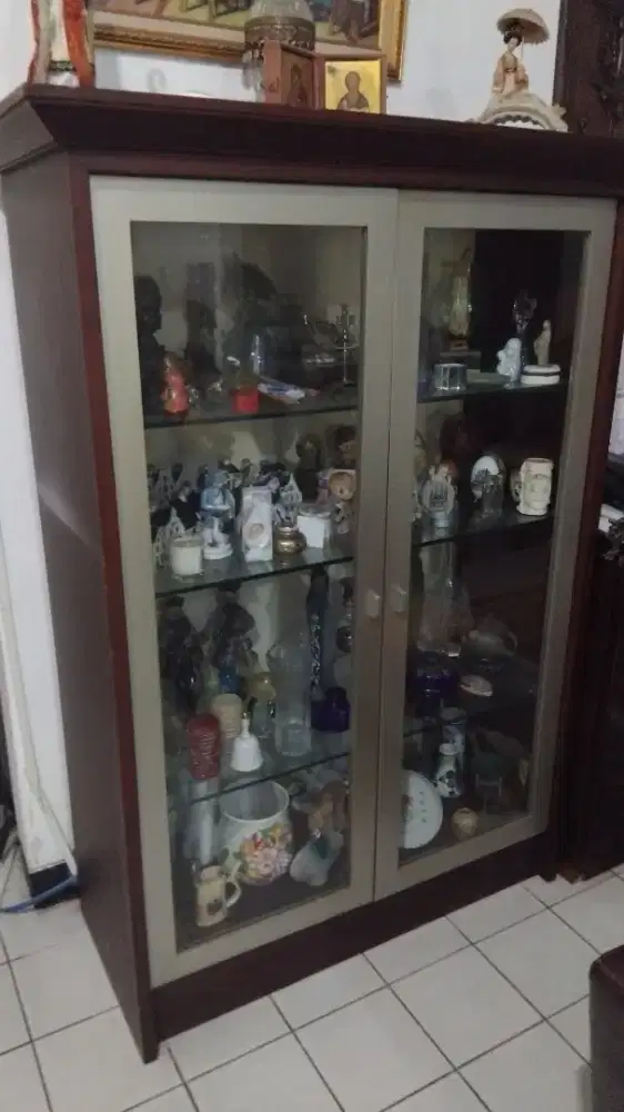Dijual cepat lemari pajangan mewah