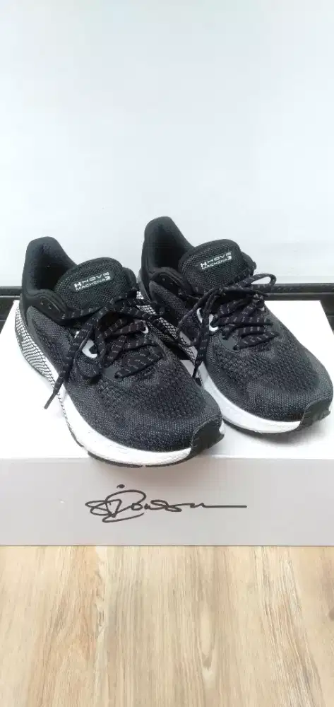 Sepatu running Under Armor
