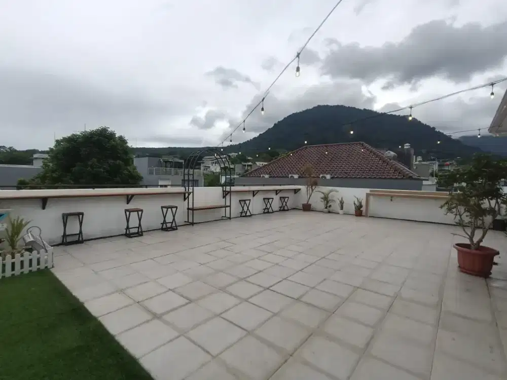 DISEWA RUMAH PREMIUM 3 LANTAI VIEW GUNUNG FURNISHED SENTUL CITY SSR903