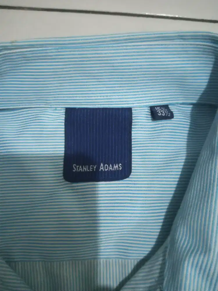 Kemeja panjang Alisan dan Stanley Adams