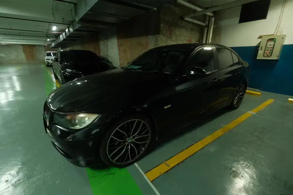 BMW 320i E90 2005 Hitam