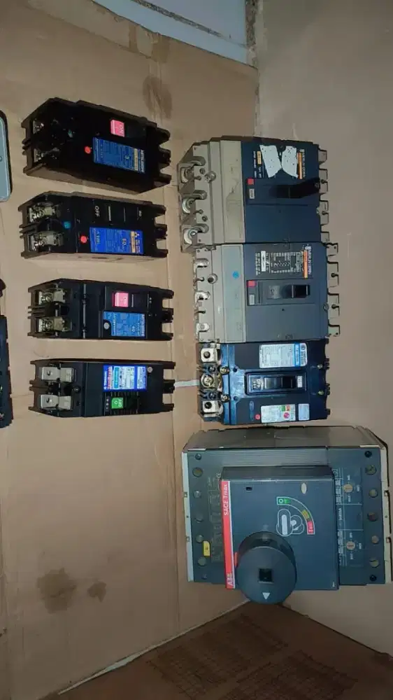 Breaker mccb alat listrik