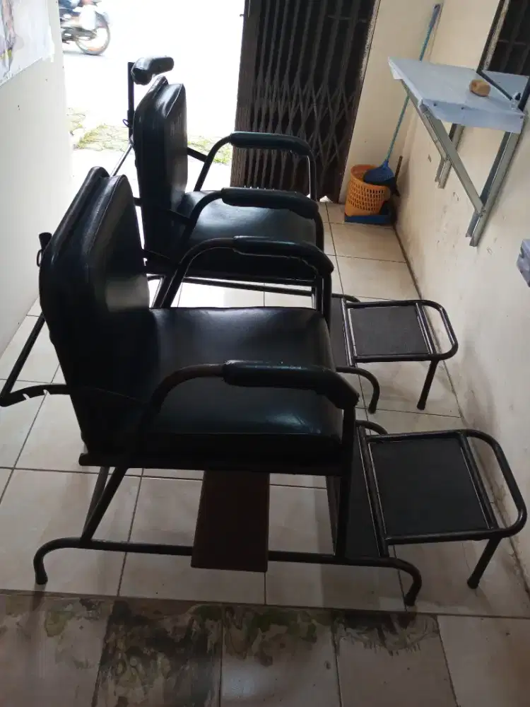 Di jual santai kursi Pangkas rambut ada 2 pcs (nego santai)