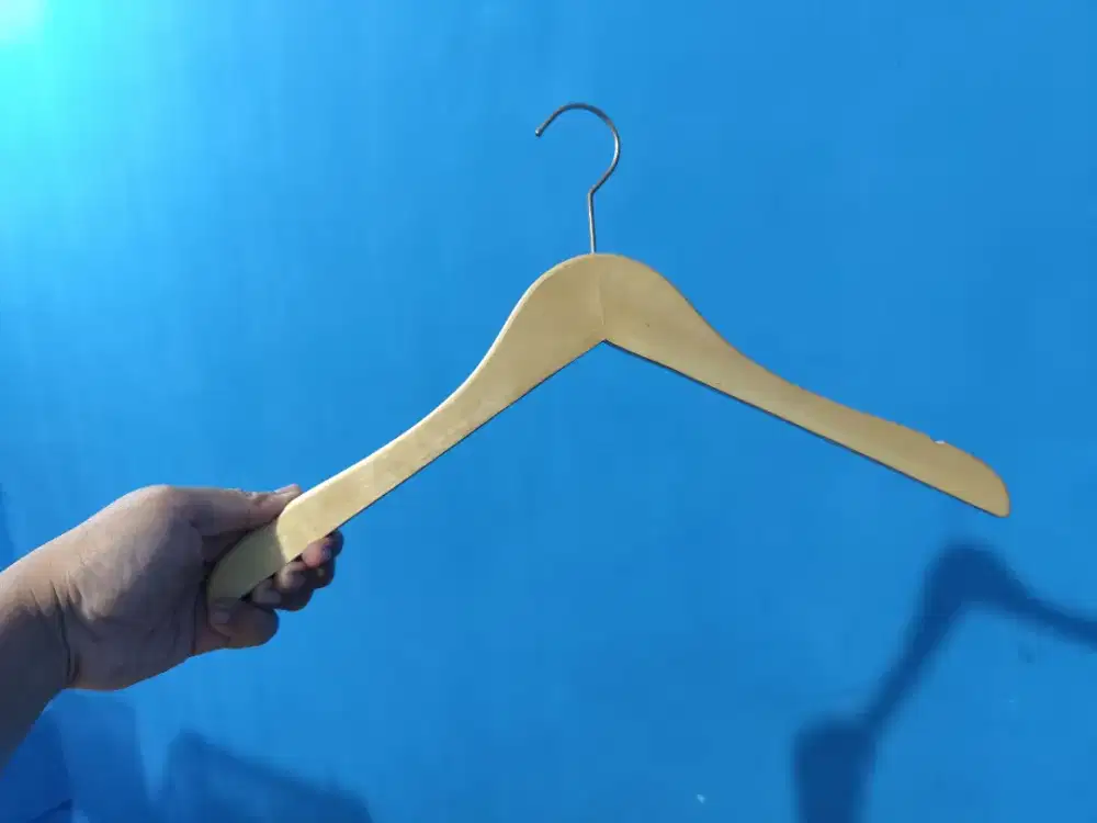 Hanger kayu atau gantungan baju bekas toko baju