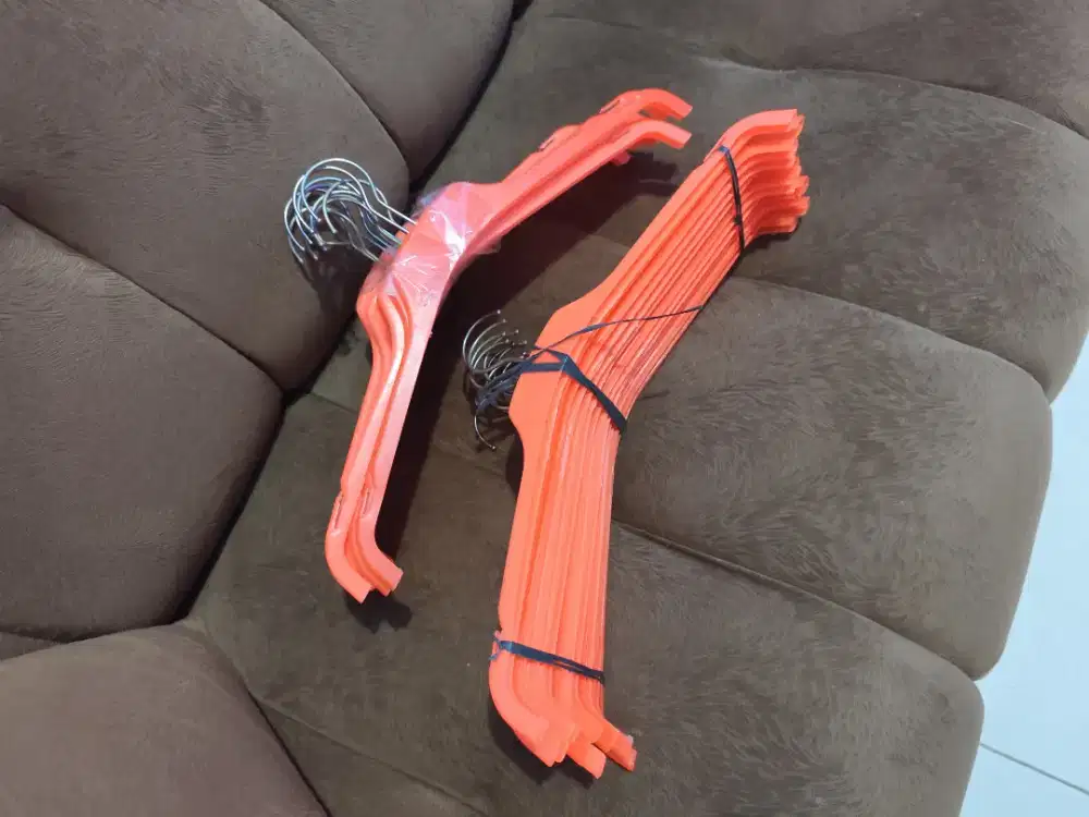 Hanger atau gantungan baju plastik warna Oranye bekas toko baju