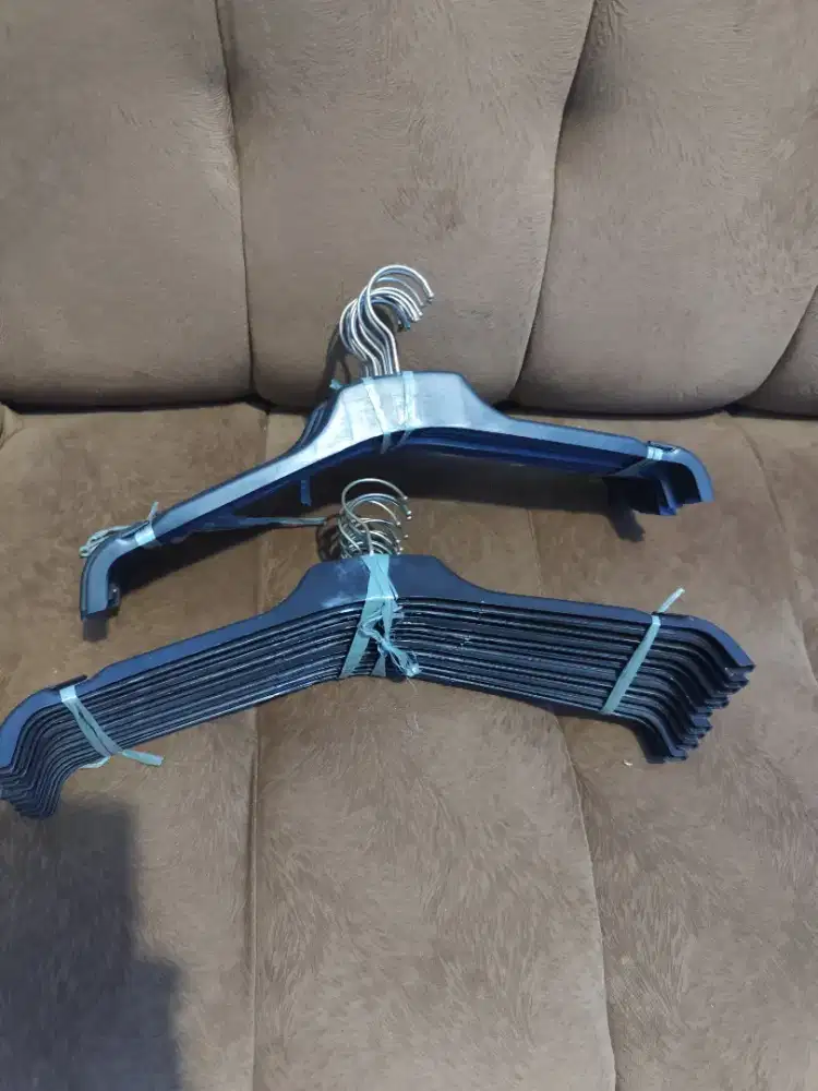 Hanger baju atau gantungan baju plastik warna hitam bekas toko baju