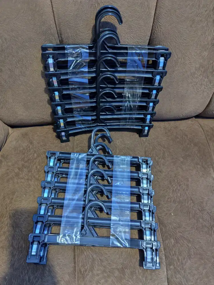 Hanger celana atau gantungan celana bekas toko pakaian