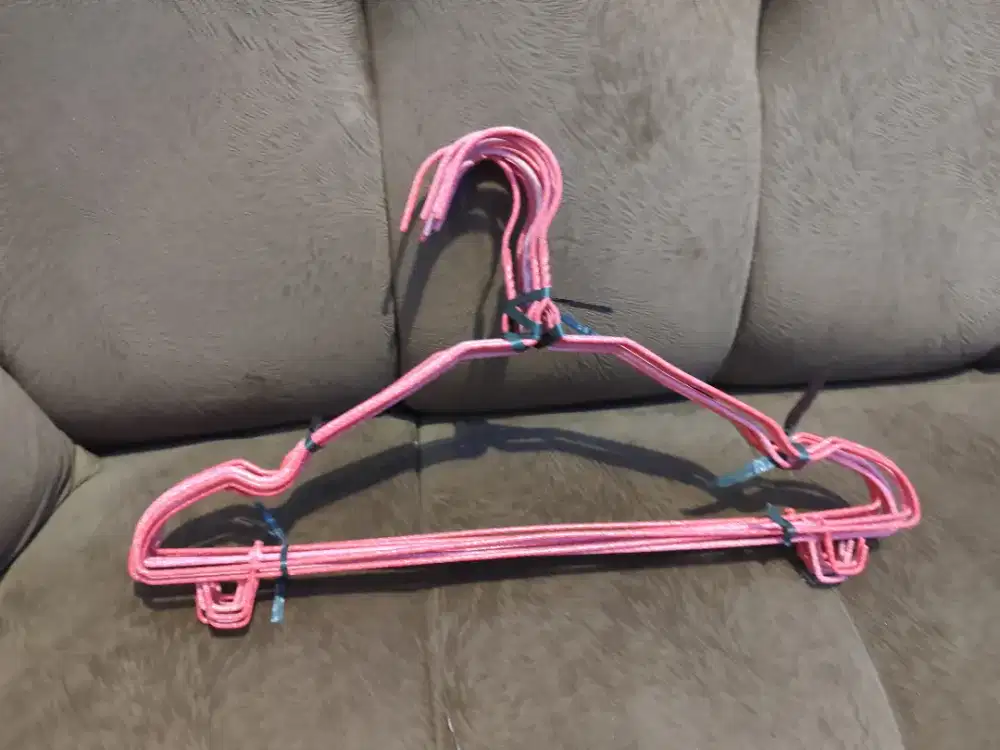 Hanger baju atau gantungan baju bekas toko baju