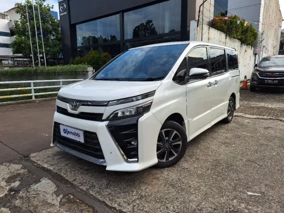 LOW DP Toyota Voxy 2.0 Bensin-AT 2017 SII