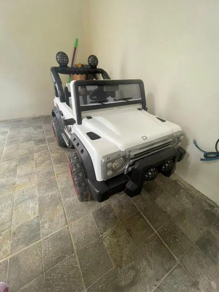 mobil aki remot Rocky 5008 volta