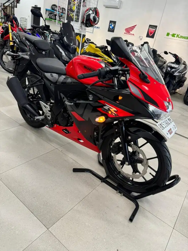 Suzuki GSX-R 150 Keyless 2024 warna Hitam Merah GSX R 150 CC Sport New