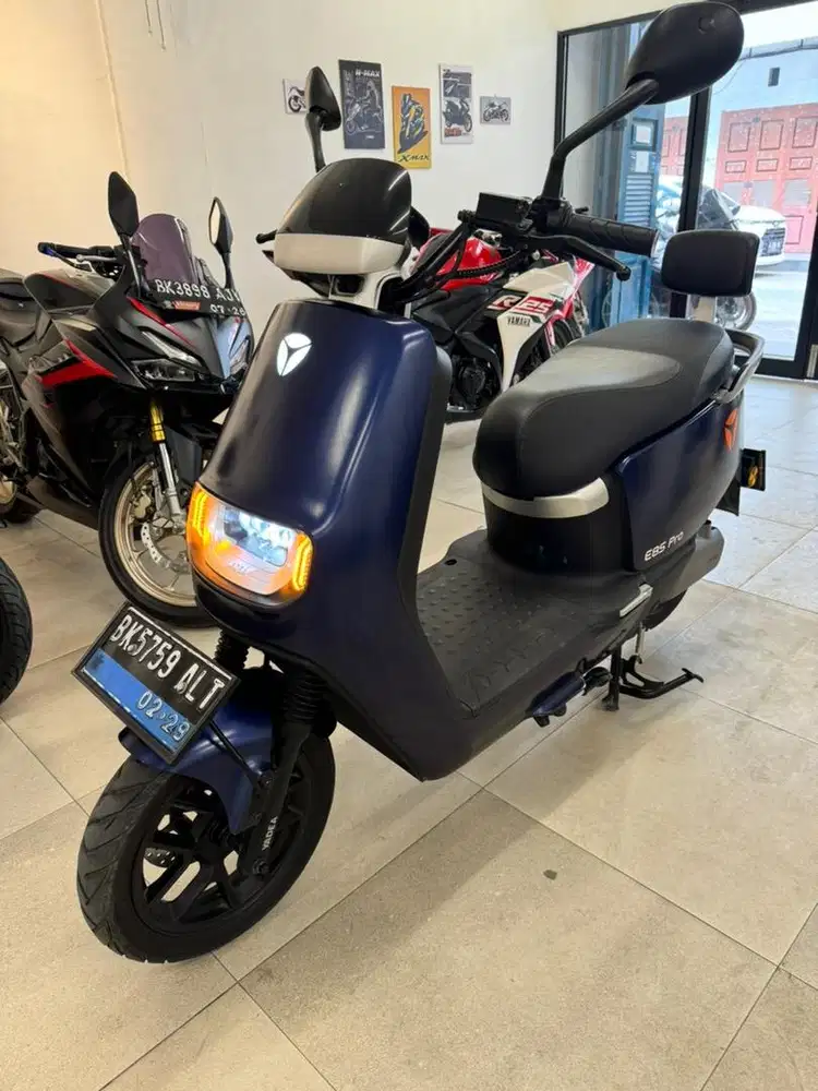 Motor Listrik Yadea E8S Pro 2024 warna Biru Kereta Elektrik Electric