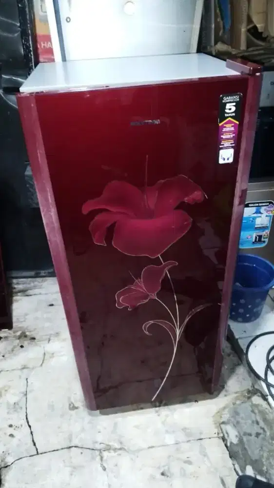 Dijual kulkas merek POLYTRON rak Lengkap freezer jumbo kondisi normal